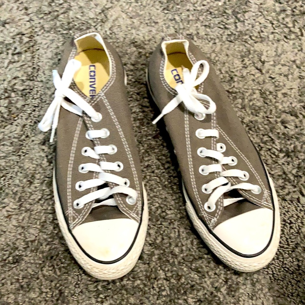 Like new converse women’s sneakers size 8